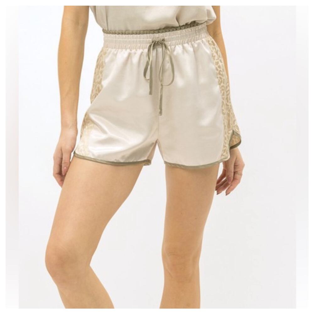 NWT! Mystree Women’s Sz M Or Sz Lg Satin Animal Print Shorts Cream Beige  K112